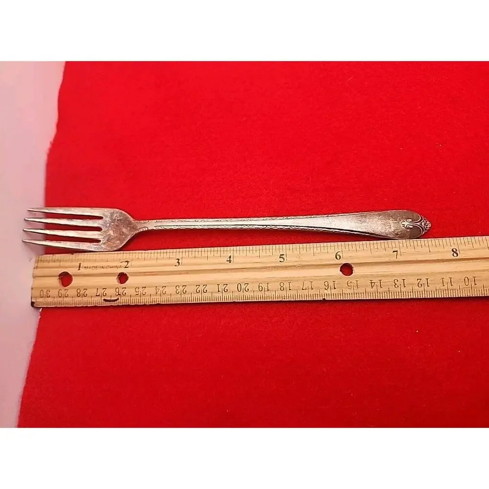 Vintage 1940 Wm Rogers & Son EXQUISITE Grille Fork Silver-Plate 7 3/4